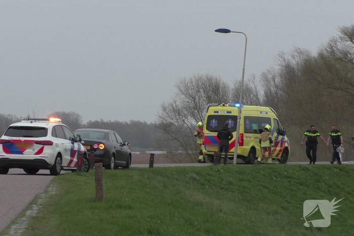 Vlammen uit auto na aanrijding