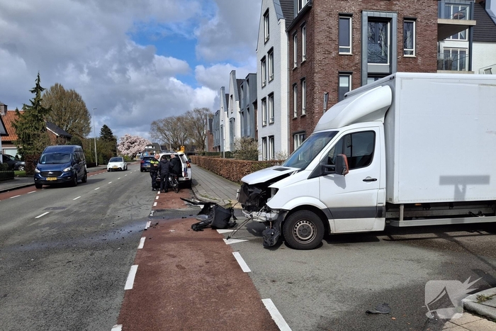 Aanrijding tussen bakwagen en personenwagen