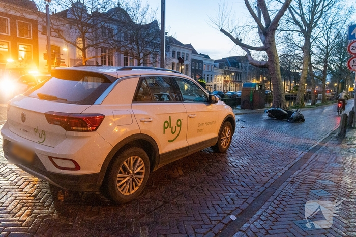 Auto botst op scooter