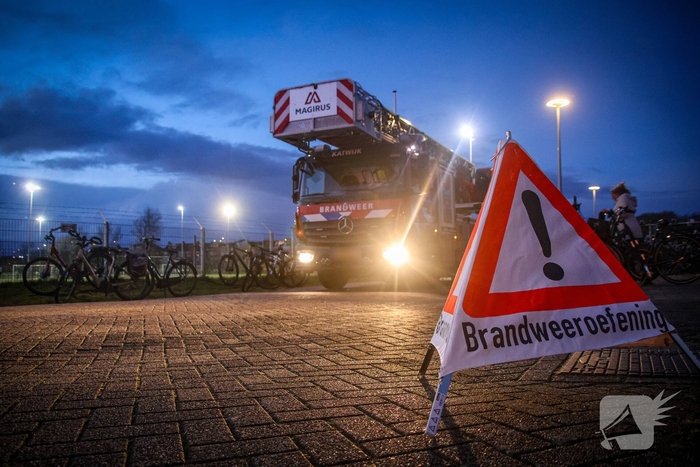 Brandweer oefent gebouwbrand scenario bij voetbalclub Quick Boys