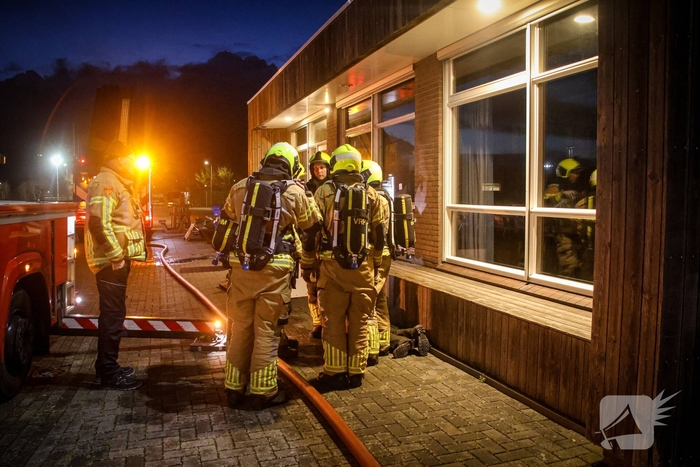 Brandweer oefent gebouwbrand scenario bij voetbalclub Quick Boys