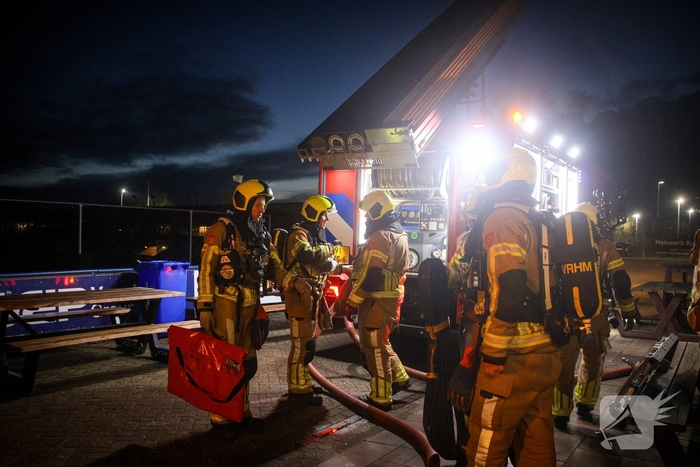 Brandweer oefent gebouwbrand scenario bij voetbalclub Quick Boys