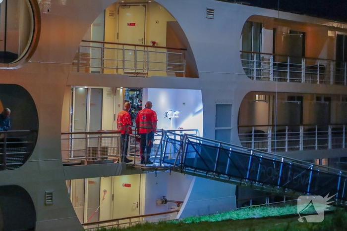 Riviercruiseboot botst tegen brug