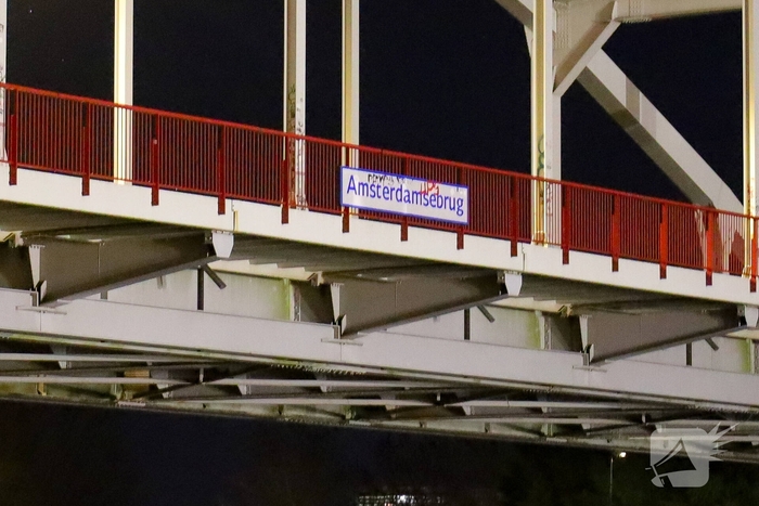 Riviercruiseboot botst tegen brug