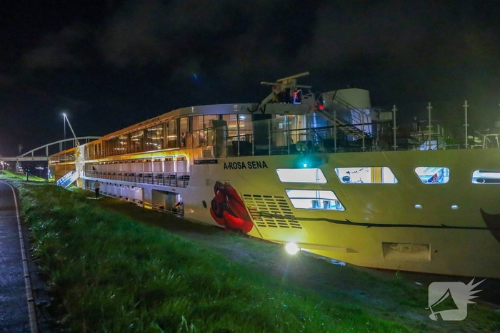 Riviercruiseboot botst tegen brug