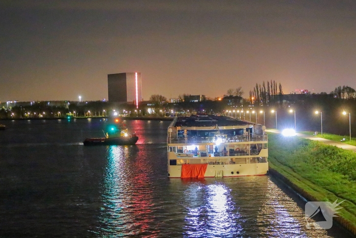 Riviercruiseboot botst tegen brug