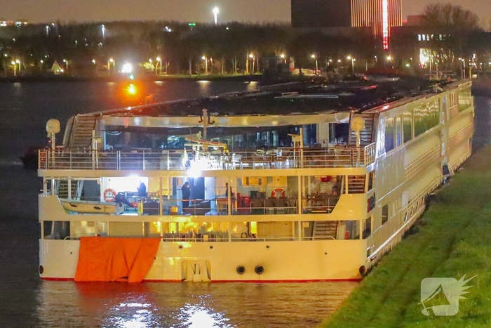 Riviercruiseboot botst tegen brug