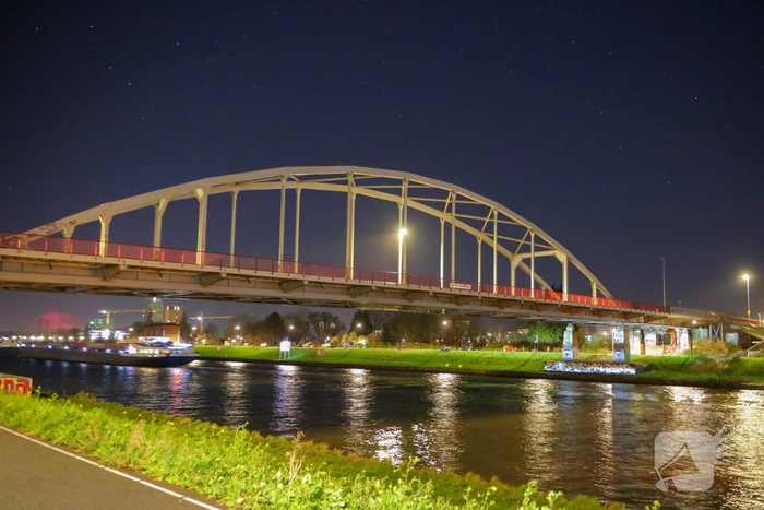 Riviercruiseboot botst tegen brug