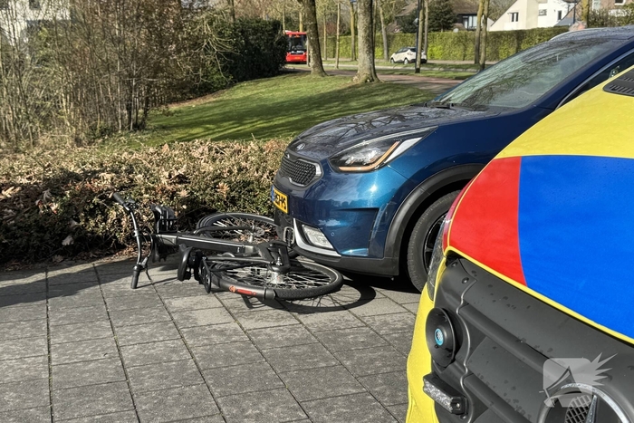 Automobiliste botst op fietster bij kruising