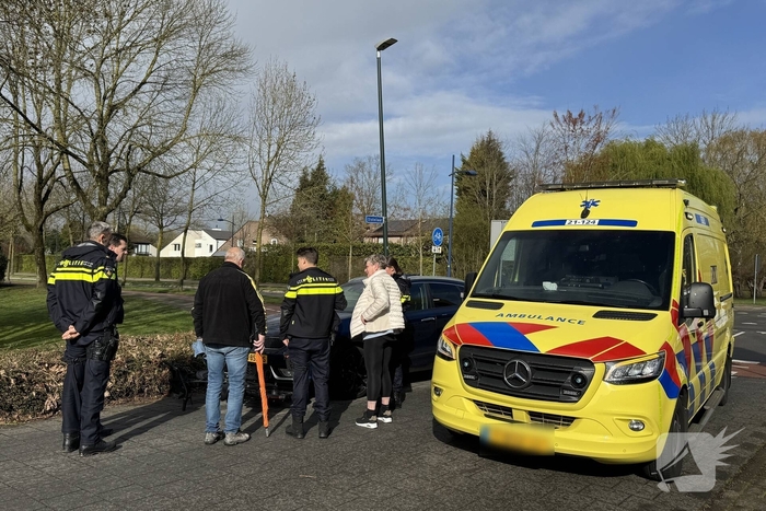Automobiliste botst op fietster bij kruising