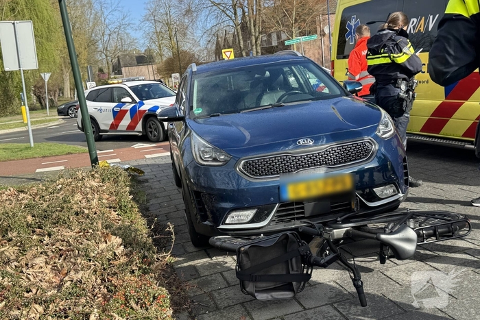 Automobiliste botst op fietster bij kruising
