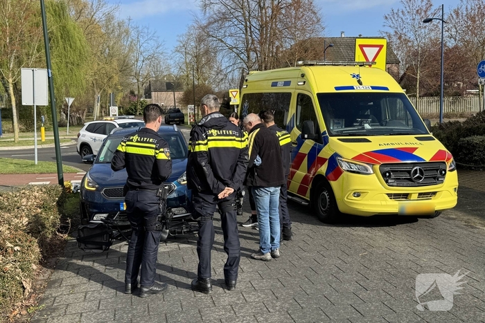Automobiliste botst op fietster bij kruising