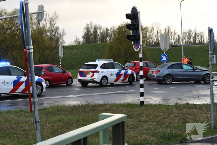 Aanrijding tussen bestelbus en personenwagen