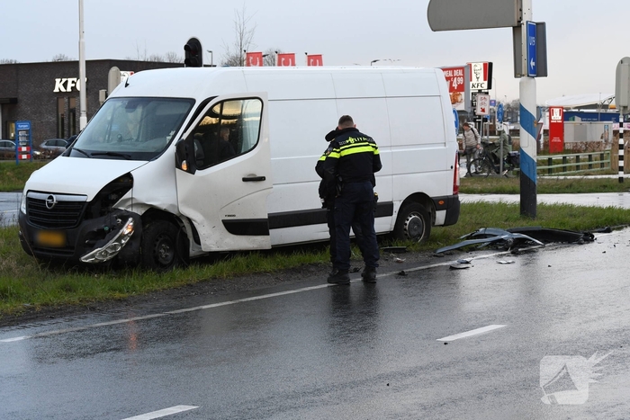 Aanrijding tussen bestelbus en personenwagen
