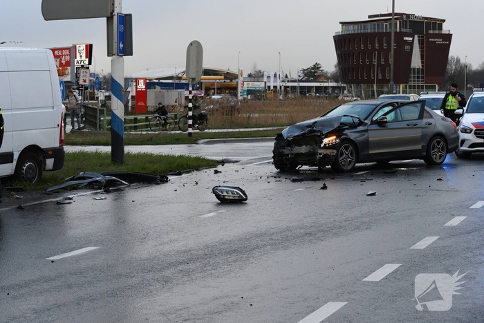 Aanrijding tussen bestelbus en personenwagen