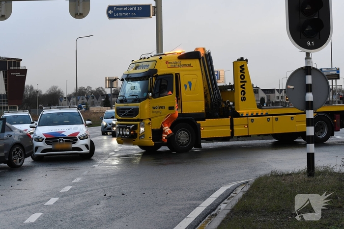 Aanrijding tussen bestelbus en personenwagen