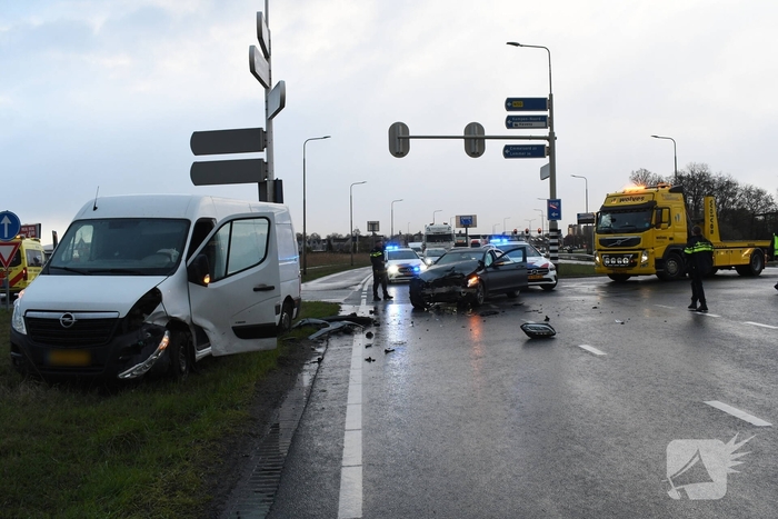 Aanrijding tussen bestelbus en personenwagen