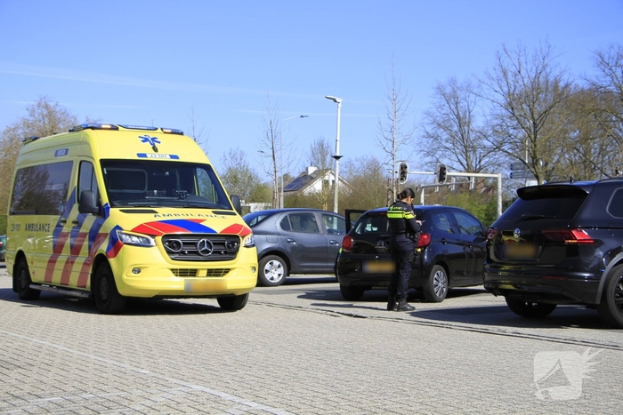 Botsing tussen twee voertuigen leidt tot controle