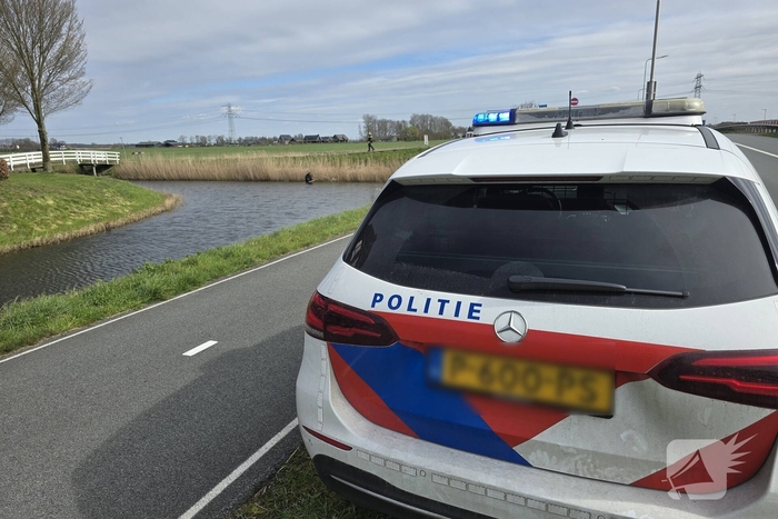 Brandweer duikteam redt persoon uit water