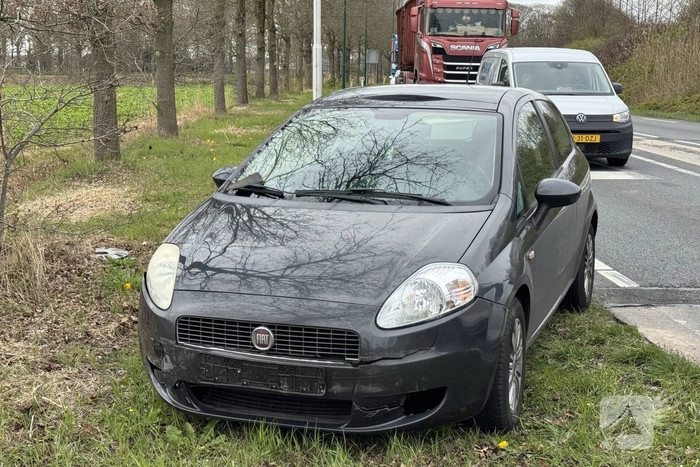 Ongeval tussen vrachtwagen en auto leidt tot gewonde