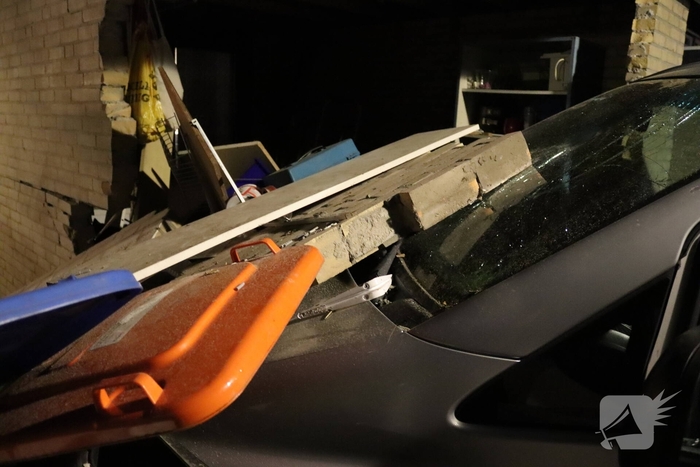 Bestuurder onder invloed botst tegen schuur