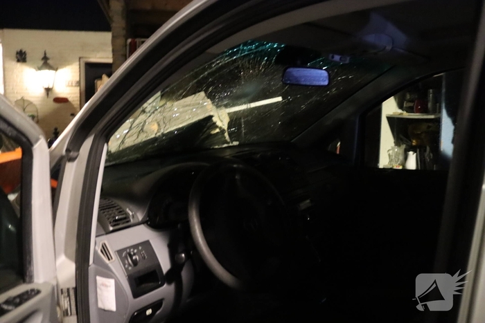 Bestuurder onder invloed botst tegen schuur