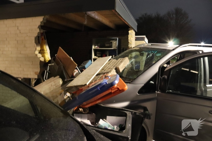 Bestuurder onder invloed botst tegen schuur