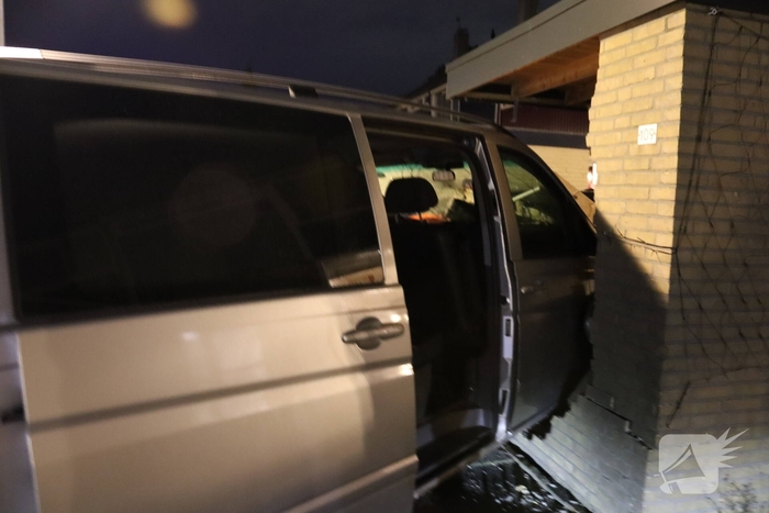 Bestuurder onder invloed botst tegen schuur