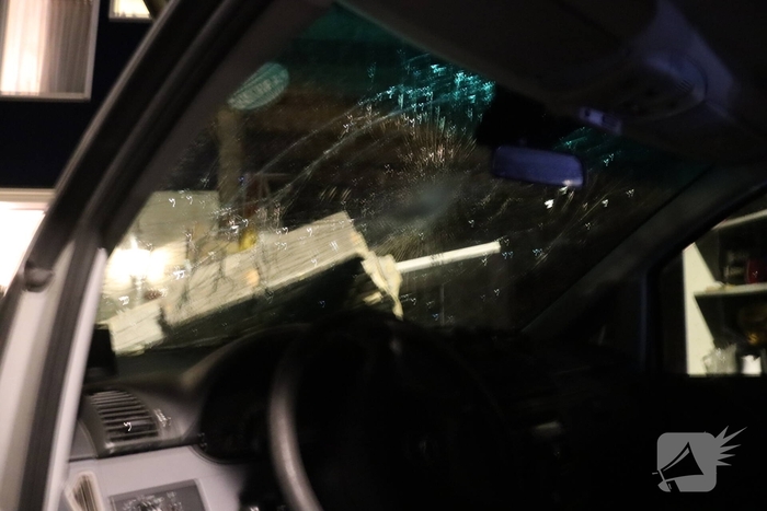 Bestuurder onder invloed botst tegen schuur