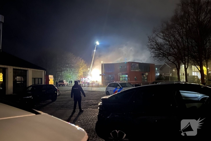 Brand in winkel leidt tot grote inzet van brandweer