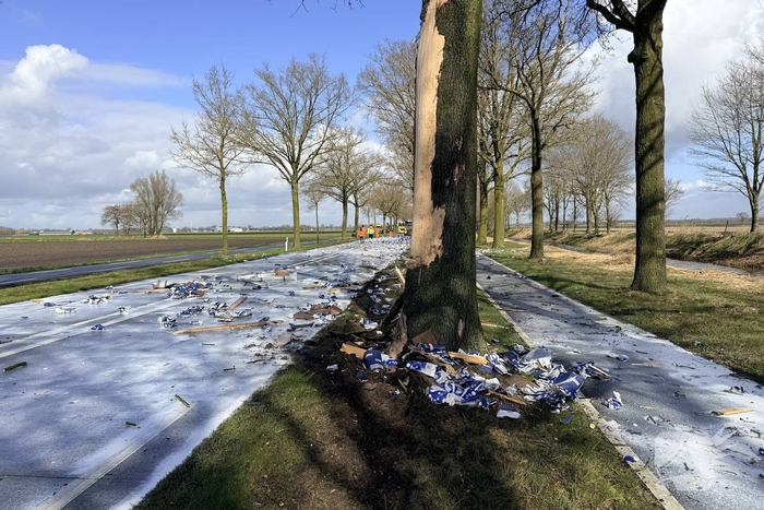 Vrachtwagen met melk botst tegen boom