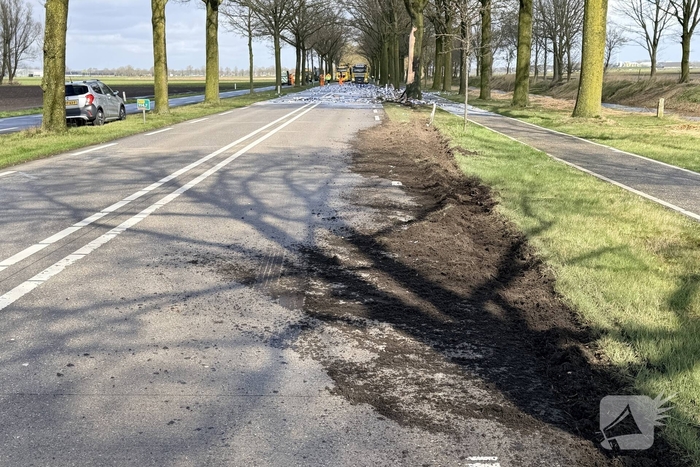 Vrachtwagen met melk botst tegen boom