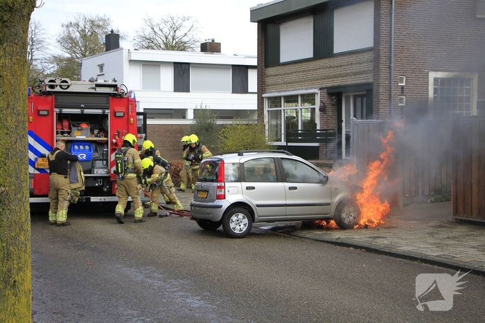 Man duwt brandende auto de straat op om garage te beschermen