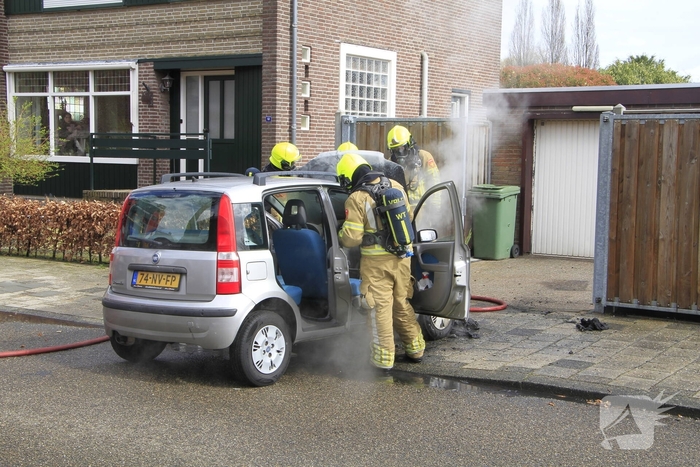 Man duwt brandende auto de straat op om garage te beschermen