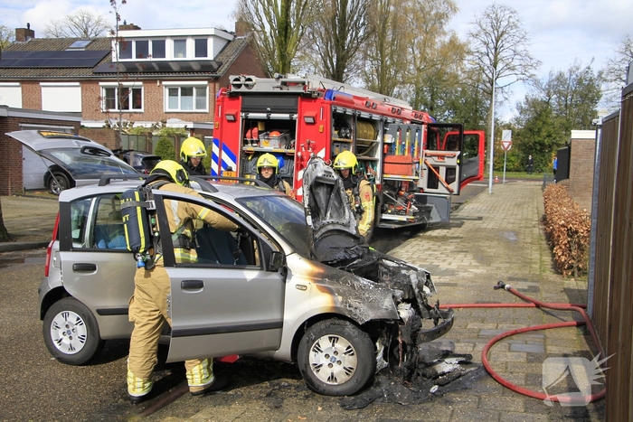 Man duwt brandende auto de straat op om garage te beschermen
