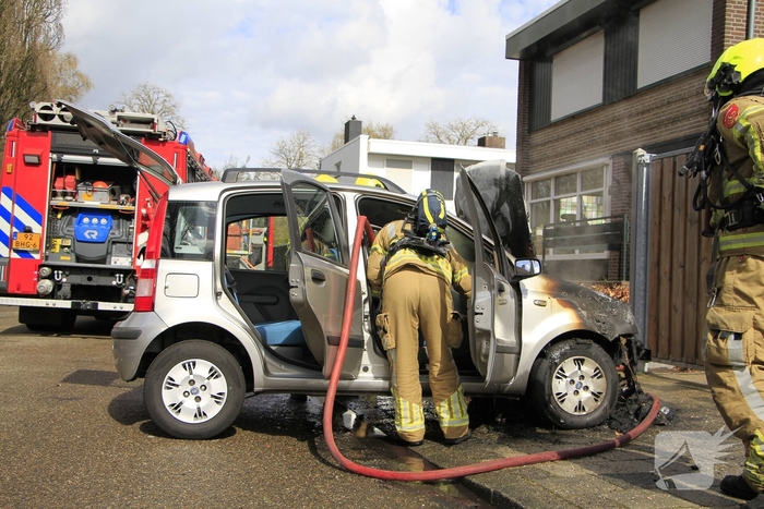 Man duwt brandende auto de straat op om garage te beschermen