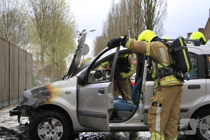 Man duwt brandende auto de straat op om garage te beschermen
