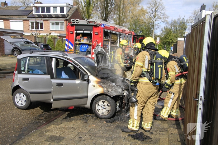 Man duwt brandende auto de straat op om garage te beschermen