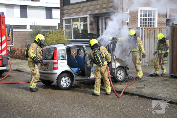 Man duwt brandende auto de straat op om garage te beschermen