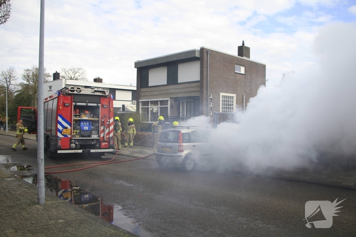 Man duwt brandende auto de straat op om garage te beschermen