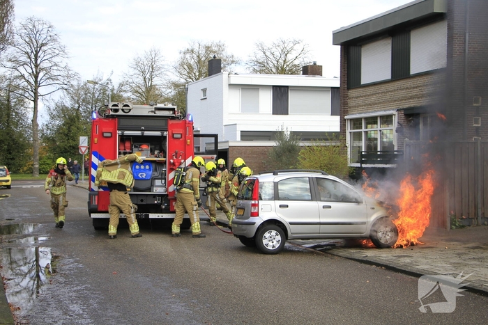Man duwt brandende auto de straat op om garage te beschermen