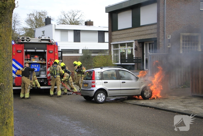 Man duwt brandende auto de straat op om garage te beschermen