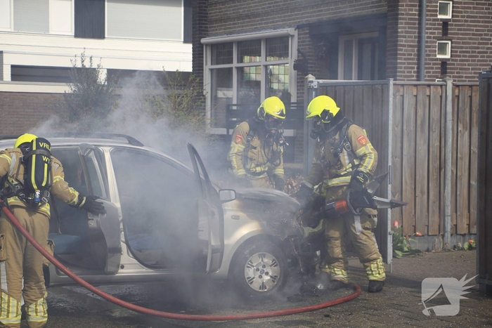 Man duwt brandende auto de straat op om garage te beschermen