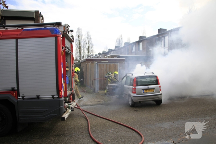 Man duwt brandende auto de straat op om garage te beschermen