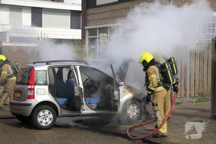 Man duwt brandende auto de straat op om garage te beschermen
