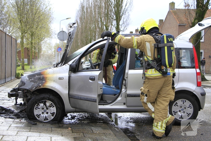 Man duwt brandende auto de straat op om garage te beschermen