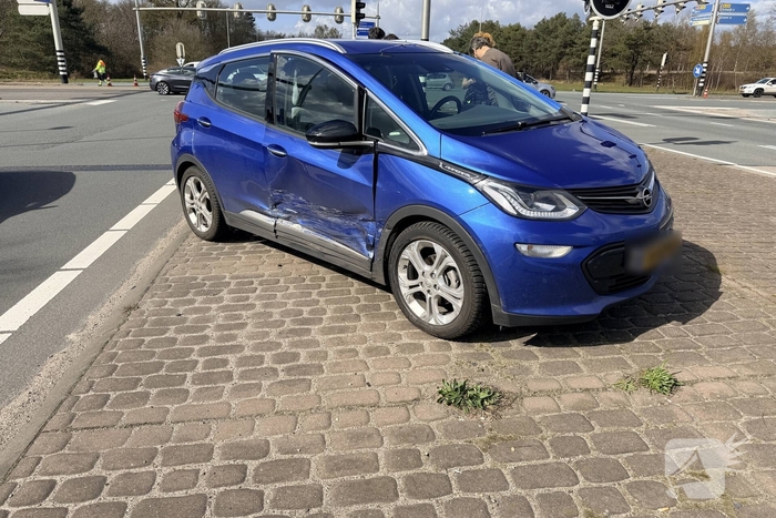 Botsing tussen twee auto's zonder gewonden