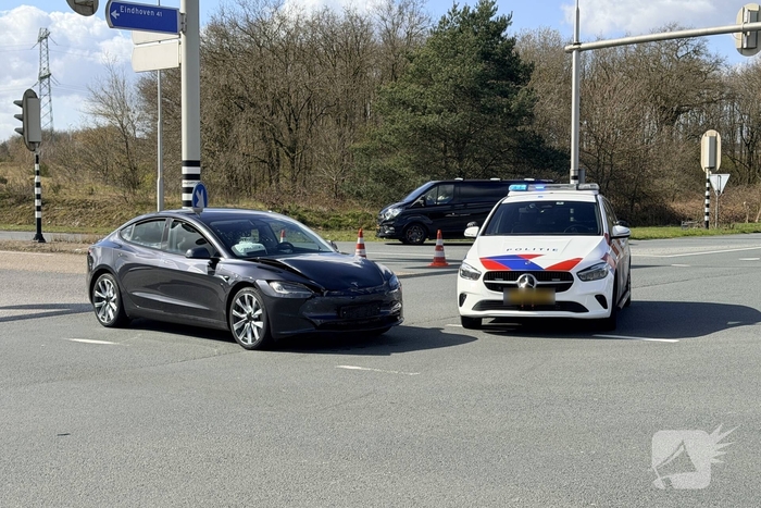 Botsing tussen twee auto's zonder gewonden