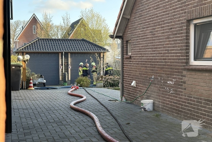 Brand in bijgebouw leidt tot ziekenhuisopname