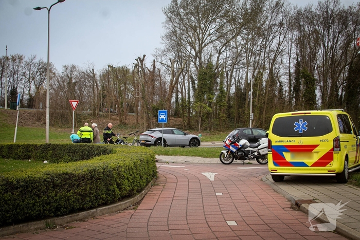 Botsing tussen auto en fietster leidt tot verwondingen